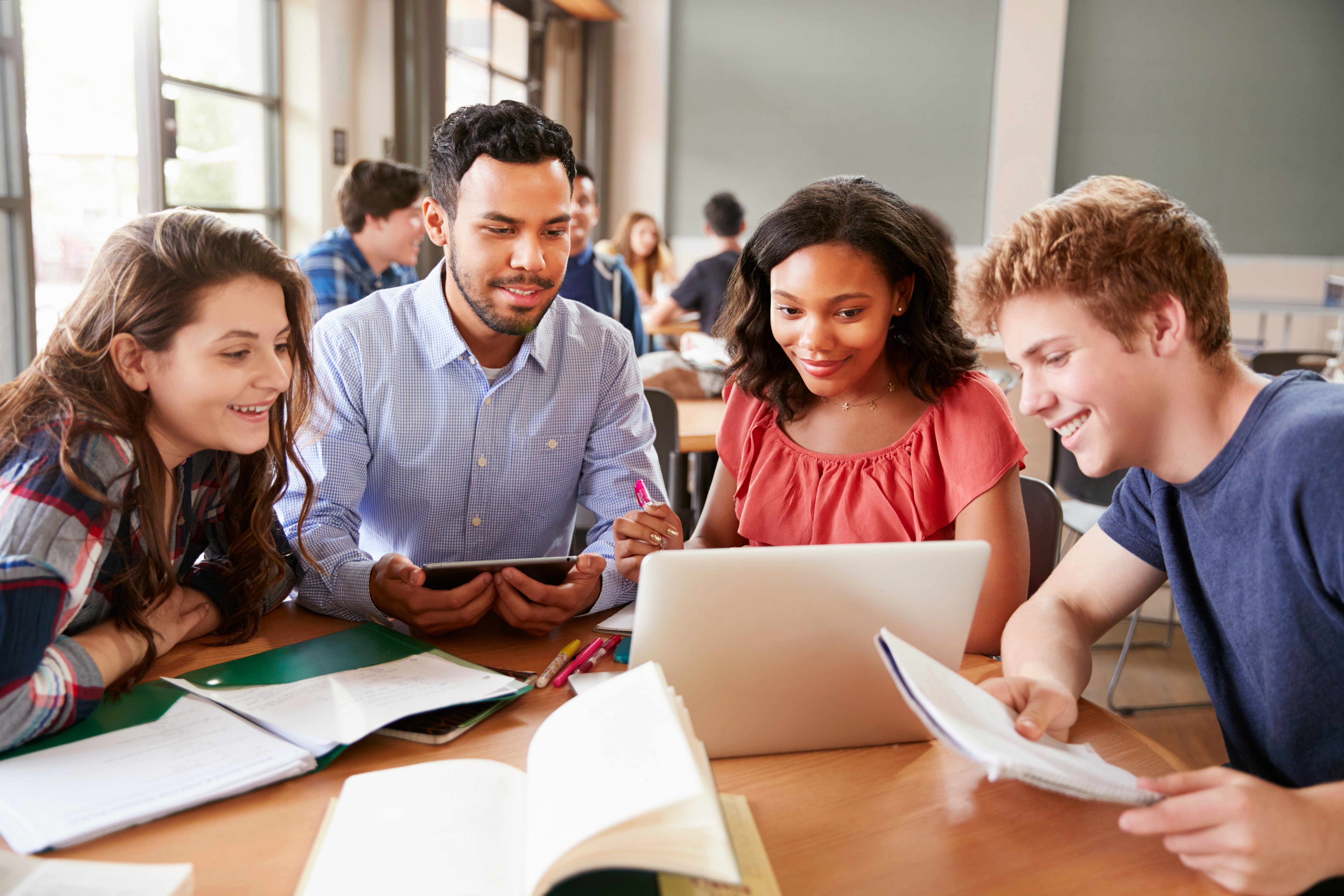 Также студент. Happy students in secondary School. 3 Поколения за столом активные. Online Tutoring services. High School students at the Desk.